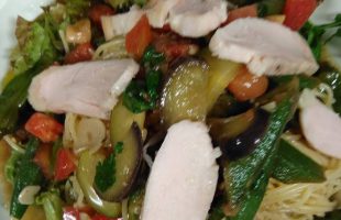 蒸し鶏と梅肉と夏野菜の冷製ペペロンチーノ